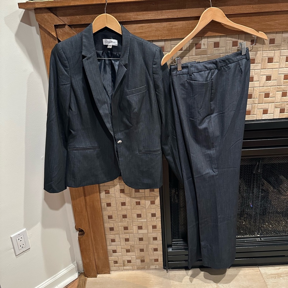 Calvin Klein Denim blue suit in modern fit. Size 10